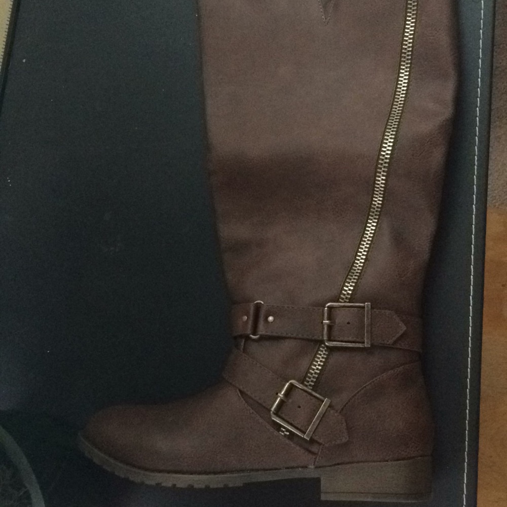 Never worn!! Knee high brown wide calf boot size10